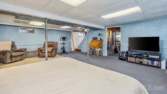 324 Dakota Avenue, Gladstone, MI 49837