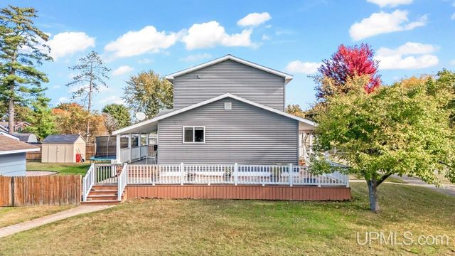 324 Dakota Avenue, Gladstone, MI 49837