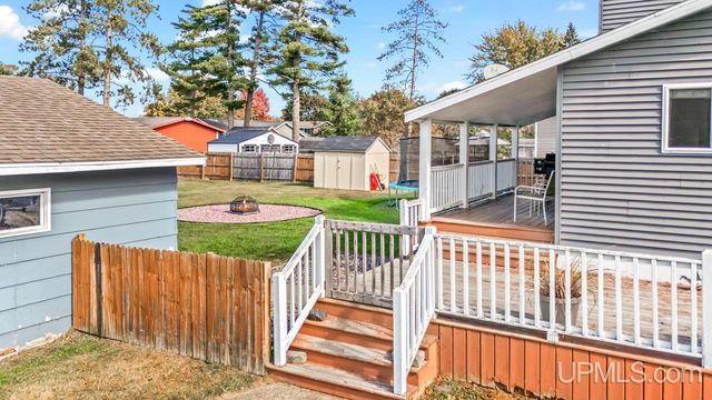 324 Dakota Avenue, Gladstone, MI 49837