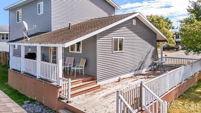 324 Dakota Avenue, Gladstone, MI 49837