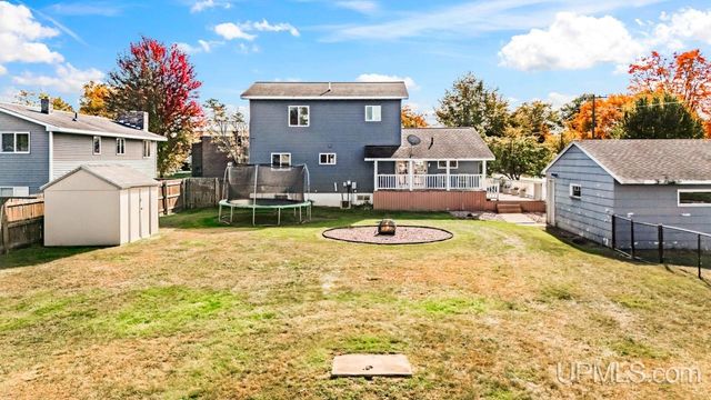 324 Dakota Avenue, Gladstone, MI 49837