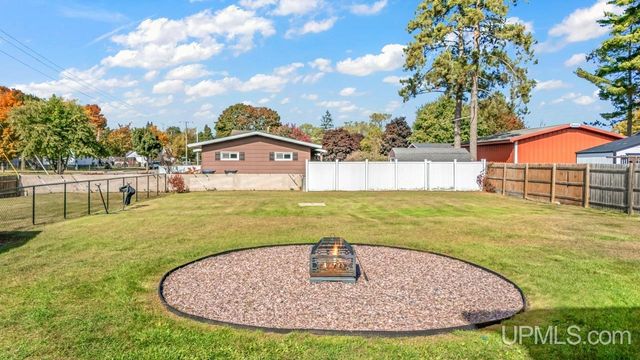 324 Dakota Avenue, Gladstone, MI 49837