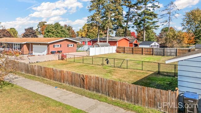 324 Dakota Avenue, Gladstone, MI 49837