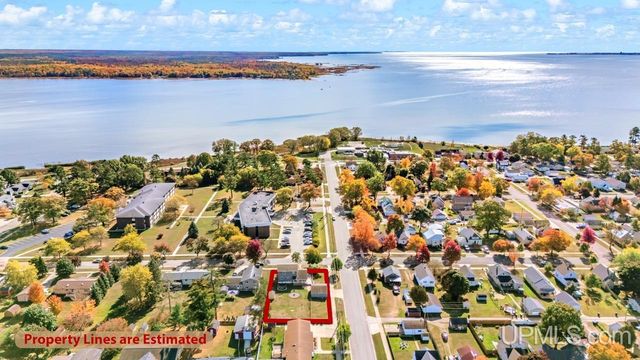 324 Dakota Avenue, Gladstone, MI 49837