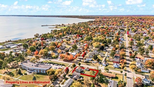 324 Dakota Avenue, Gladstone, MI 49837