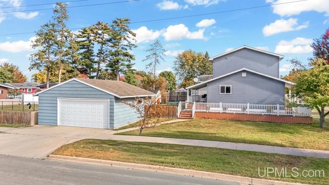 324 Dakota Avenue, Gladstone, MI 49837