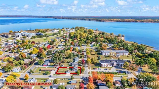 324 Dakota Avenue, Gladstone, MI 49837