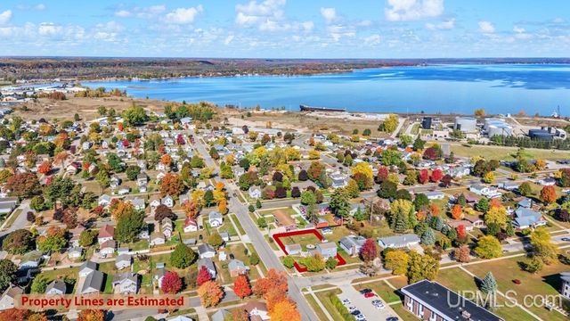 324 Dakota Avenue, Gladstone, MI 49837