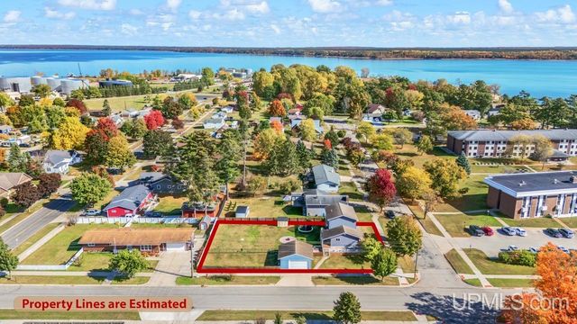 324 Dakota Avenue, Gladstone, MI 49837