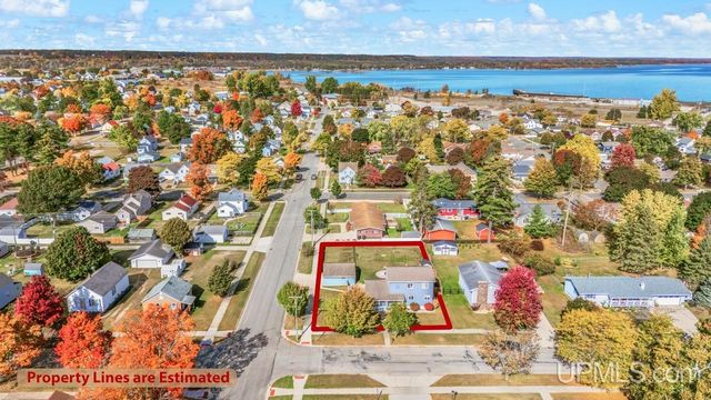 324 Dakota Avenue, Gladstone, MI 49837