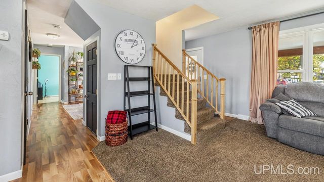 324 Dakota Avenue, Gladstone, MI 49837