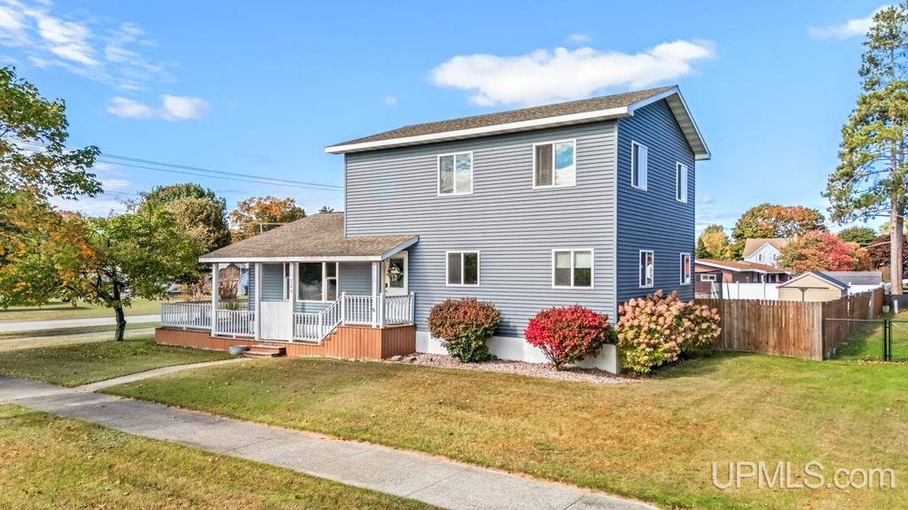 324 Dakota Avenue, Gladstone, MI 49837