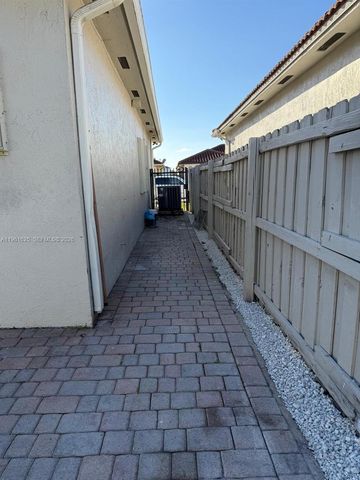 5521 SW 158th Ct, Miami, FL 33185