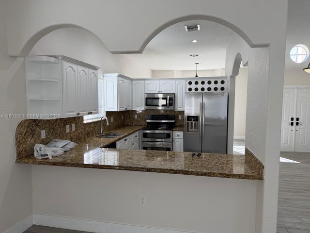 5521 SW 158th Ct, Miami, FL 33185