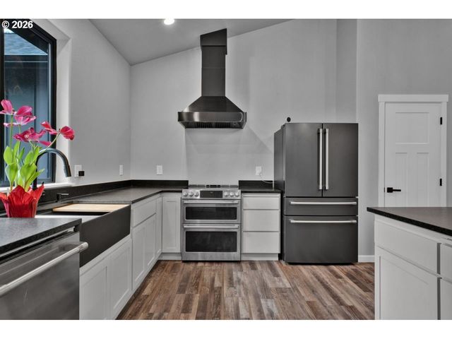 88390 BELLEVUE Dr, Florence, OR 97439