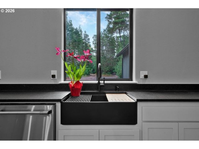 88390 BELLEVUE Dr, Florence, OR 97439