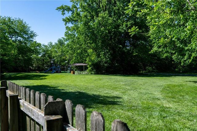 11247 W 116th Terrace, Overland Park, KS 66210