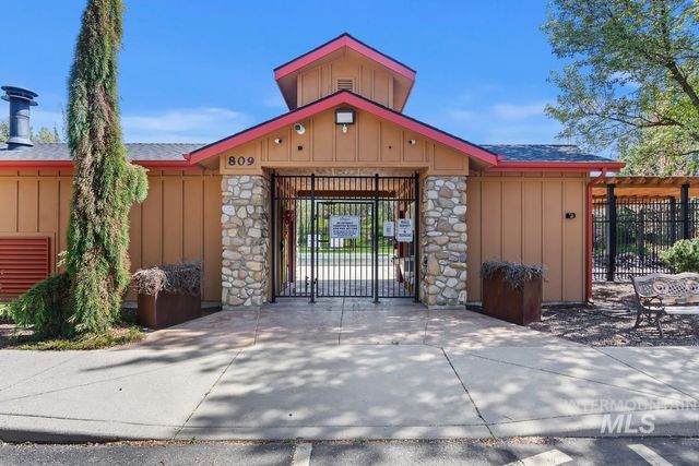 593 E Whitney Ct, Eagle, ID 83616