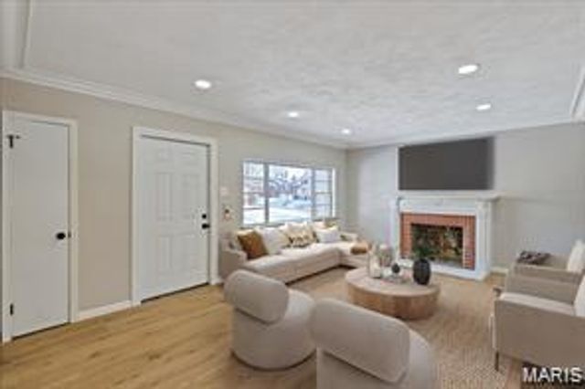 6902 Ira Avenue, St Louis, MO 63121