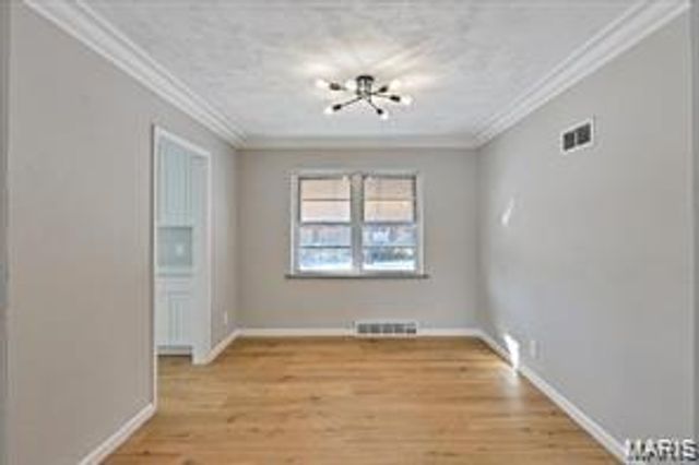 6902 Ira Avenue, St Louis, MO 63121