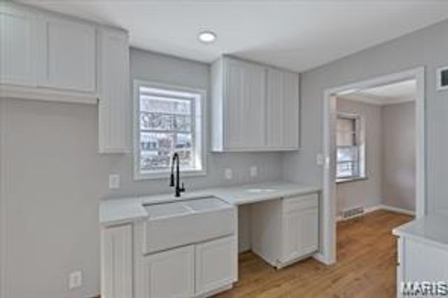 6902 Ira Avenue, St Louis, MO 63121