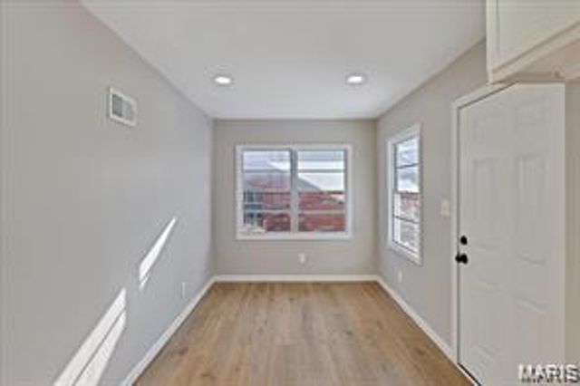 6902 Ira Avenue, St Louis, MO 63121