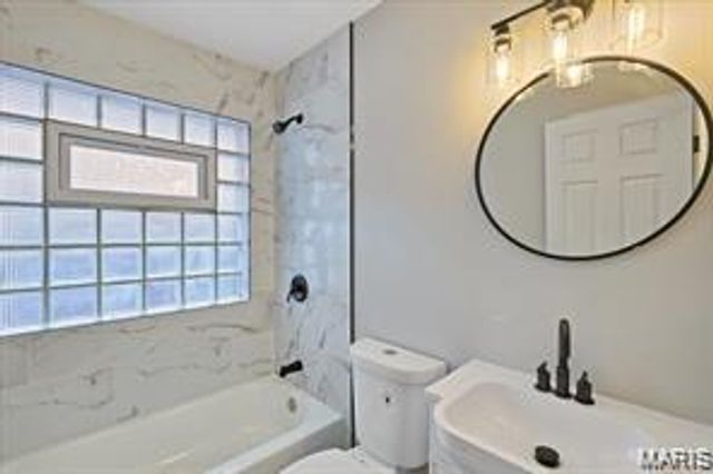 6902 Ira Avenue, St Louis, MO 63121