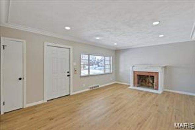 6902 Ira Avenue, St Louis, MO 63121