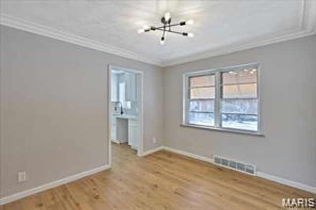 6902 Ira Avenue, St Louis, MO 63121