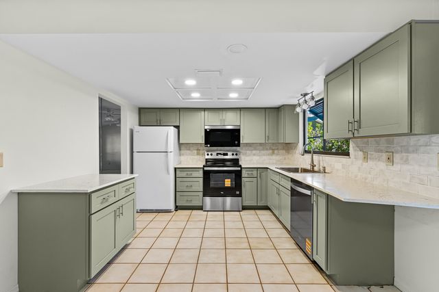 975 4th Lane, Vero Beach, FL 32962