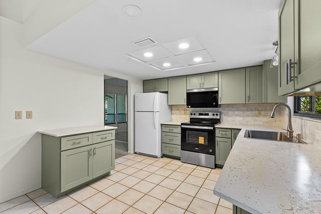975 4th Lane, Vero Beach, FL 32962