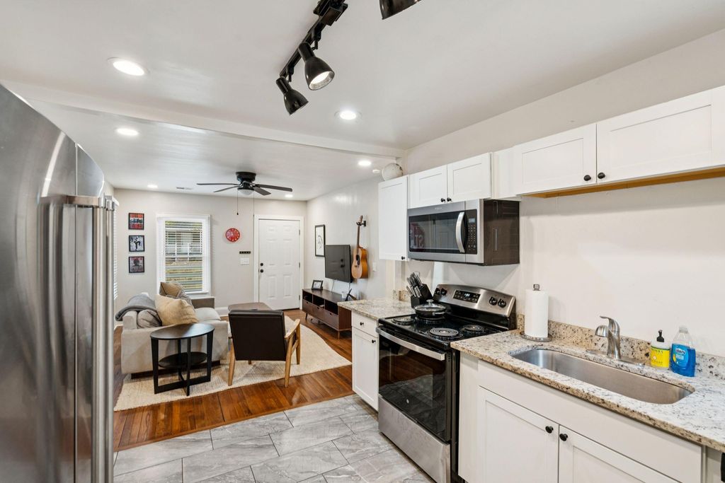 Image 11 of property listing at 2712 E Surrey, North Charleston, SC 29405