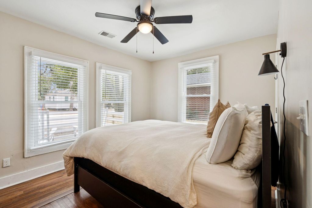 Image 15 of property listing at 2712 E Surrey, North Charleston, SC 29405