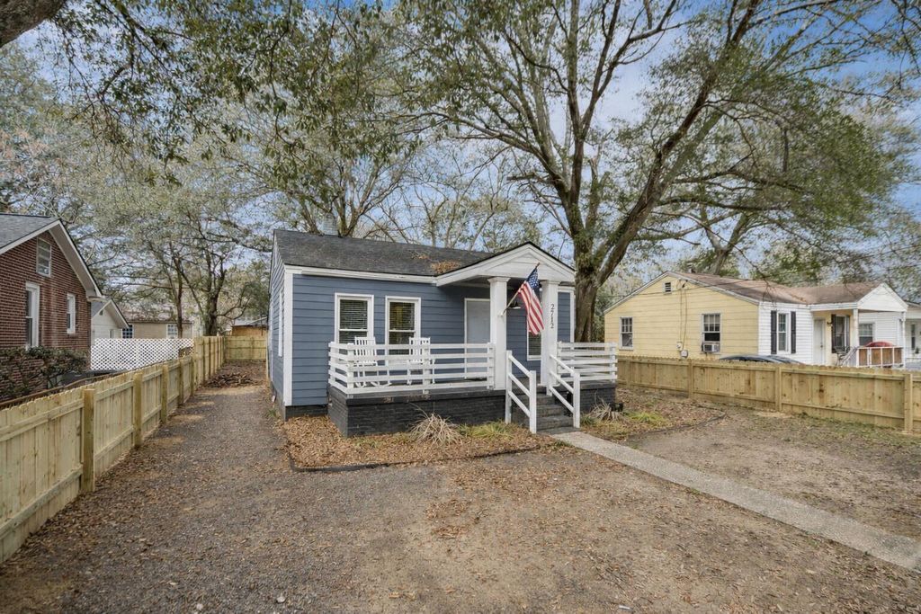 Image 2 of property listing at 2712 E Surrey, North Charleston, SC 29405