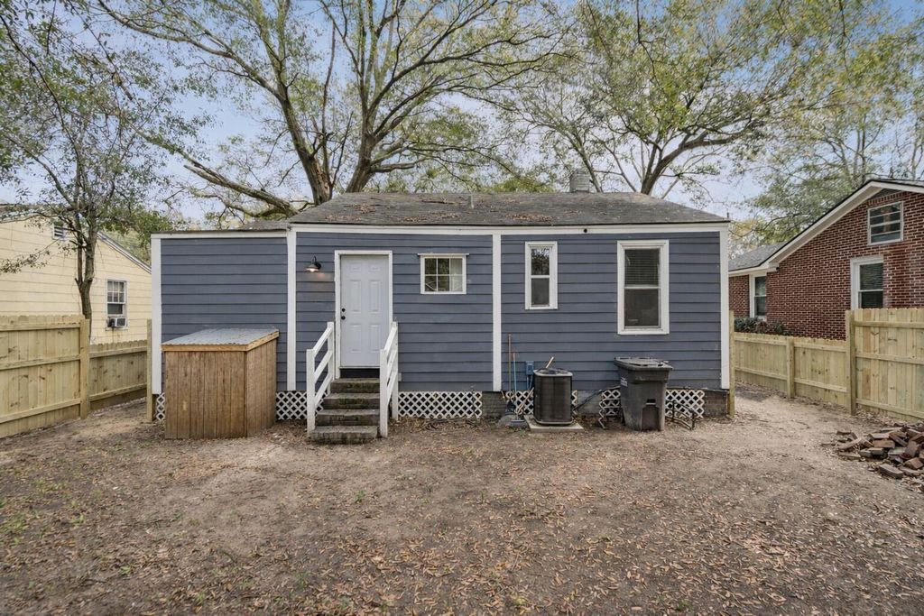 Image 25 of property listing at 2712 E Surrey, North Charleston, SC 29405