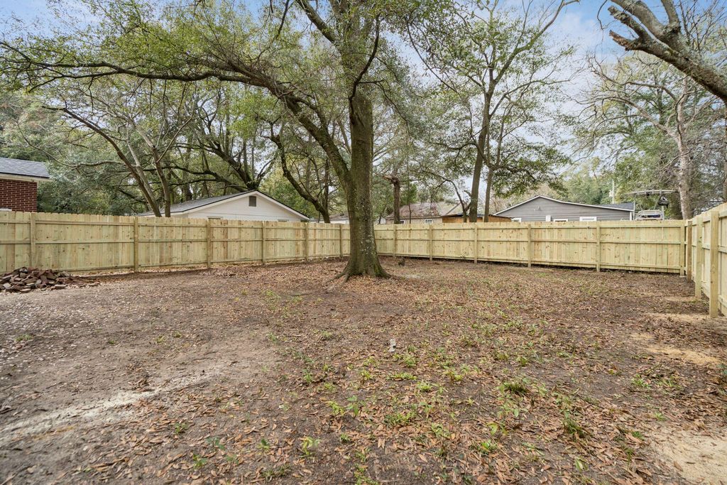 Image 27 of property listing at 2712 E Surrey, North Charleston, SC 29405