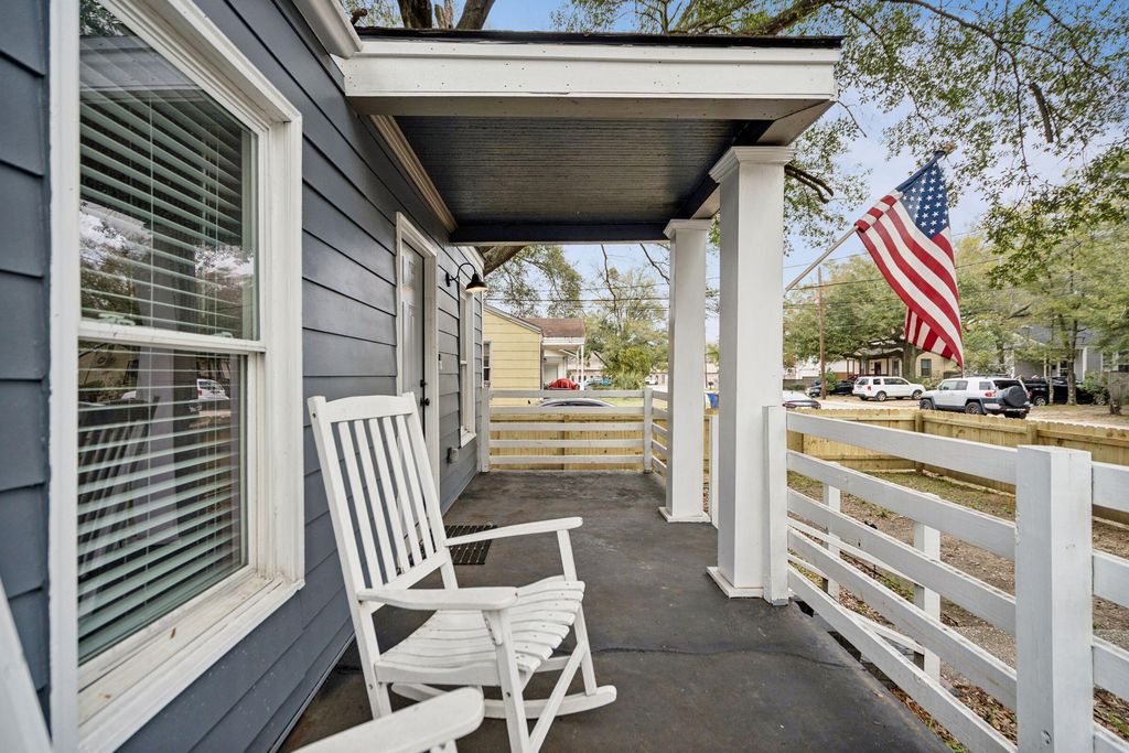 Image 4 of property listing at 2712 E Surrey, North Charleston, SC 29405