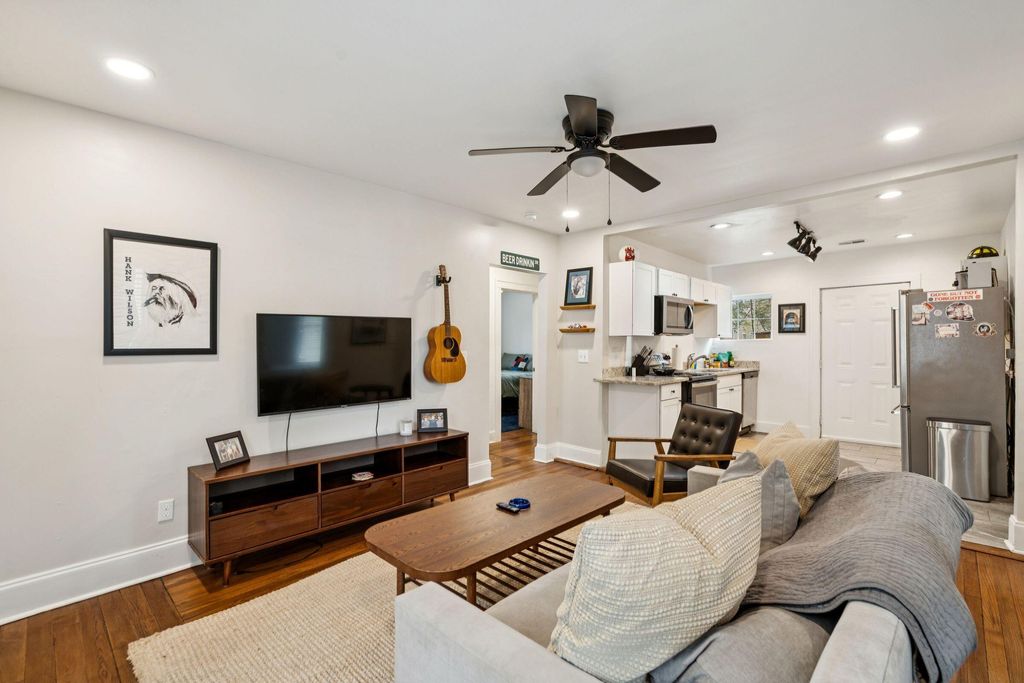 Image 5 of property listing at 2712 E Surrey, North Charleston, SC 29405