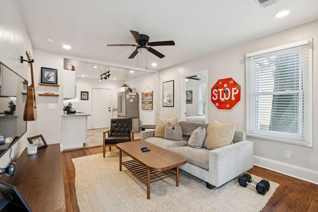 Image 6 of property listing at 2712 E Surrey, North Charleston, SC 29405