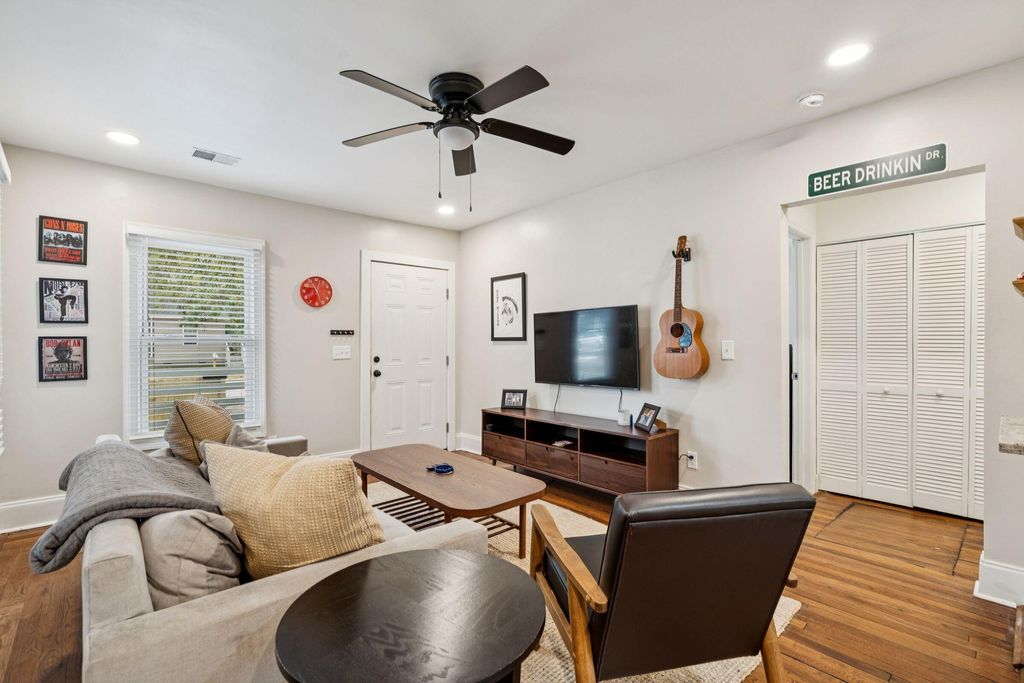 Image 7 of property listing at 2712 E Surrey, North Charleston, SC 29405