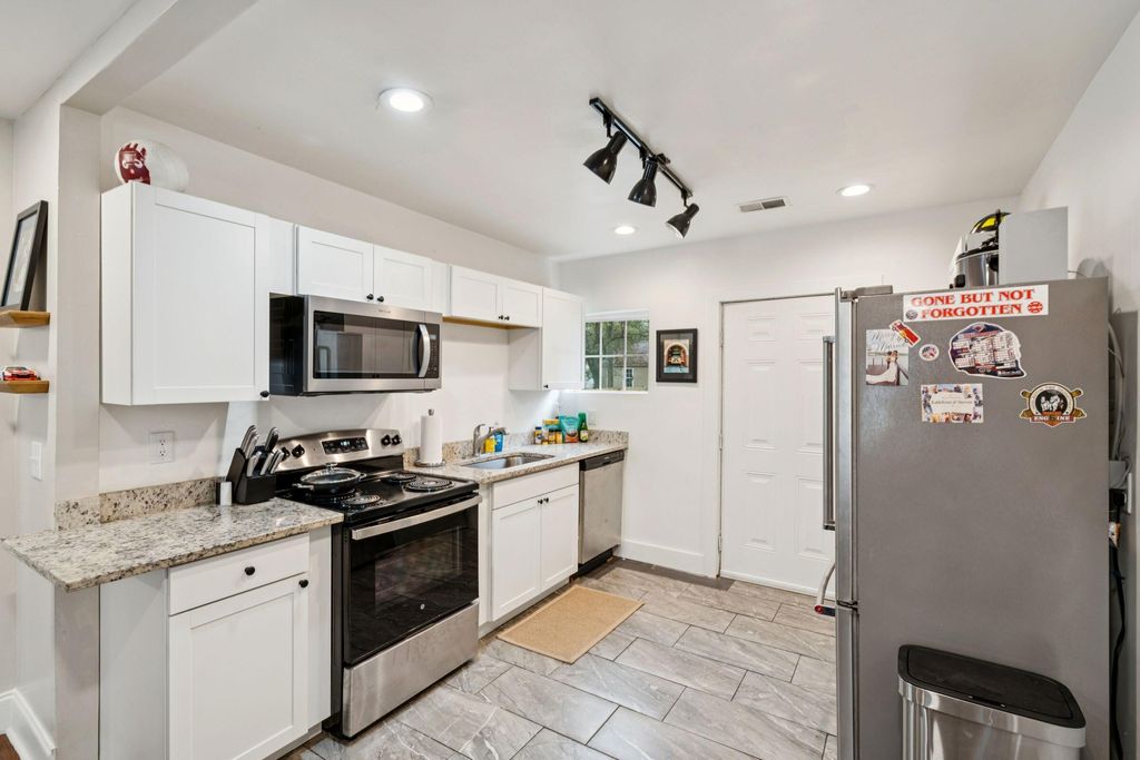 Image 8 of property listing at 2712 E Surrey, North Charleston, SC 29405