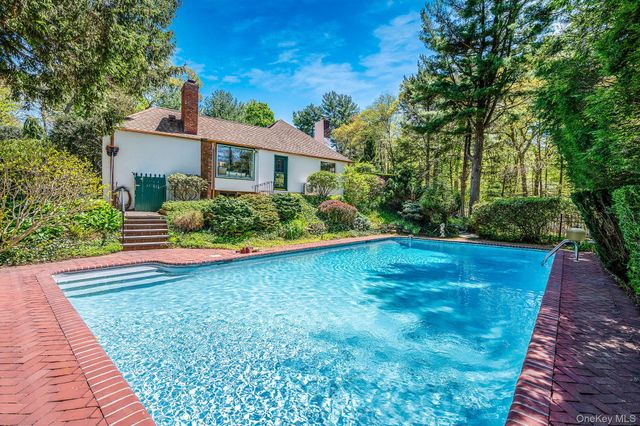 15 Milmohr Court, Northport, NY 11768