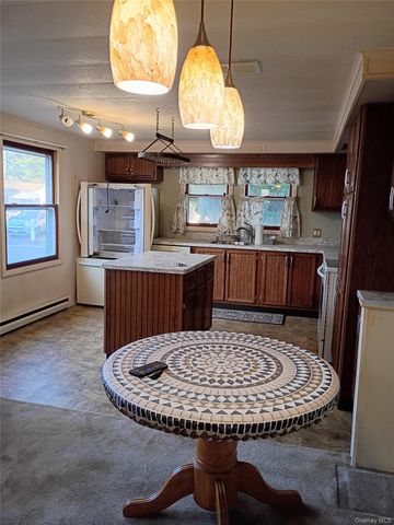 89 Village Circle W, Manorville, NY 11949