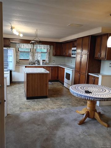 89 Village Circle W, Manorville, NY 11949