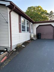 89 Village Circle W, Manorville, NY 11949