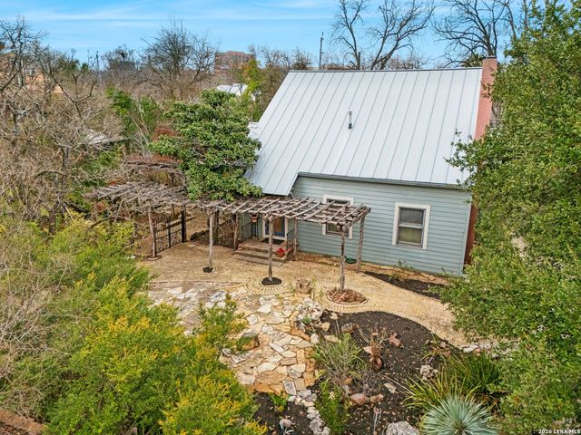 123 Armour Pl, San Antonio, TX 78212