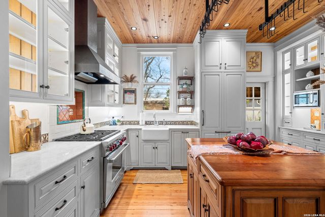 123 Armour Pl, San Antonio, TX 78212