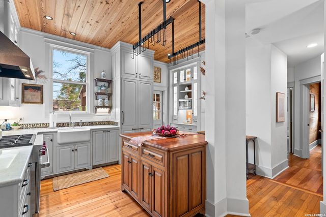 123 Armour Pl, San Antonio, TX 78212