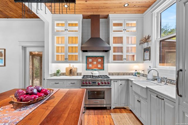 123 Armour Pl, San Antonio, TX 78212