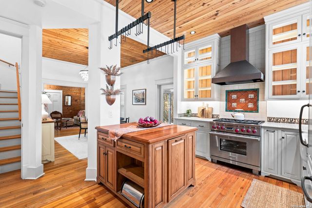 123 Armour Pl, San Antonio, TX 78212